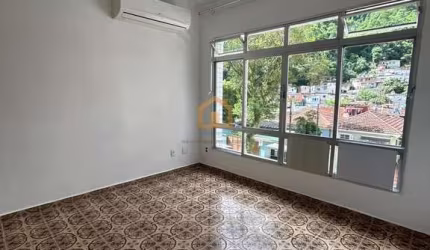 Aluga-se Ótimo Apartamento de Frente com 2 Dormitórios e Dependência Completa!