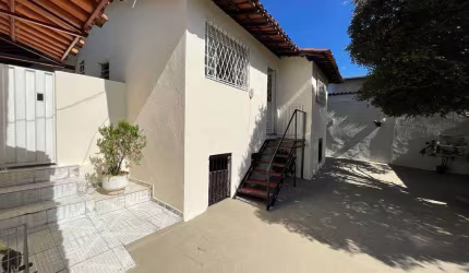 EXCELENTE CASA COM ÁREA EXTERNA AMPLA, BEM LUMINADA E ÓTIMO ESPAÇO GOURMET FECHADO EM BLINDEX!