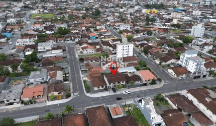 Sobrado à venda, com sala comercial, Iririú, Joinville, SC,  ACEITA PERMUTA POR CASA em Baln. Barra