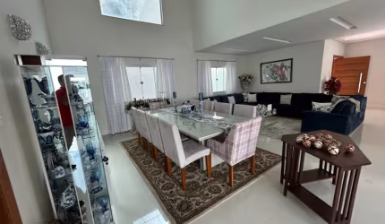 EXCELENTE CASA ALTO PADRAO