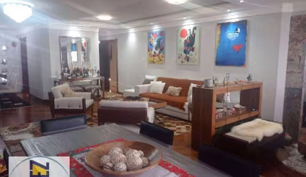 Apartamento reformado e mobiliado, ficam todos os móveis, eletrodomésticos, decoração, planejados. Possui 234 m² de área útil, 4 dormitórios e 4 vagas
