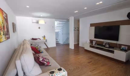Casa Duplex com Lazer Completo em Condomínio Verde