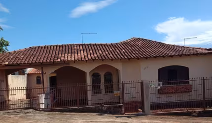 Casa para Venda em São João do Ivaí, Centro, 3 dormitórios, 1 suíte, 2 banheiros, 2 vagas