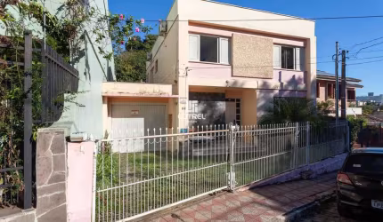 Casa central 3 dormitórios sendo 1 suíte e 3 vagas de garagem localizada na cida