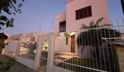Casa para venda 4 dormitórios, 2 vagas de garagem situada no Bairro Tomazetti na