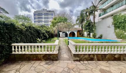 Casa Comercial para locação 5 salas, 4 vagas de garagem situada no Bairro Nossa