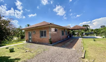 Casa para locação semimobiliada 3 dormitórios sendo 1 suíte situada no município