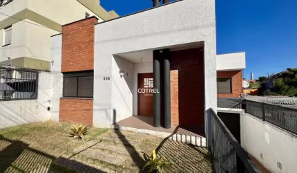 Casa á venda, 3 dormitórios sendo 1 suíte, 4 vagas na garagem, situada no bairro