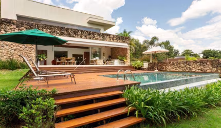 Casa de Condomínio à venda em Vila de São Fernando, Rua Moravia. Projeto MIA Arquitetura, 600 m², 4 suítes, piscina aquecida e varanda gourmet.
