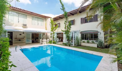 Casa à venda na Rua Umburanas em São Paulo - SP. Casa à venda em Alto de Pinheiros, 480m², 4 quartos, sendo 2 suítes, área gourmet, piscina e 4 vagas
