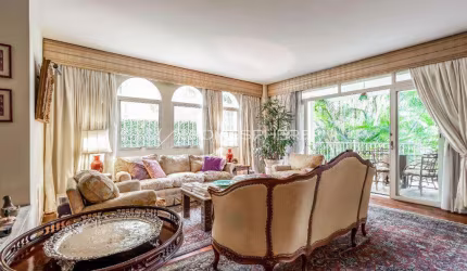 Rua Elias Cutait, Cidade Jardim, São Paulo - Venda. Casa à venda Cidade Jardim, 5 quartos, sendo 4 suítes, jardim e piscina em rua sem saída com segurança privada. Amplo terreno de 600 m², a casa tem 