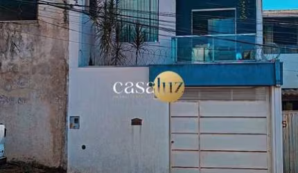 Casa triplex geminada localizada no bairro Niterói /Betim