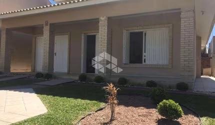 Sobrado à venda, com 3 quartos/dormitórios, 2 vagas/box, na praia Atlântida Sul, Osório/RS