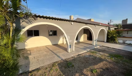Casa 05quartos/dormitórios, 02vagas/box  na Praia de Rainha do Mar/Xangri-lá