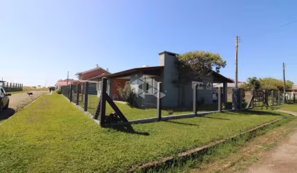 Casa à venda, com 3 quartos/dormitórios, 2 vagas/box, na praia de Xangri-Lá/RS