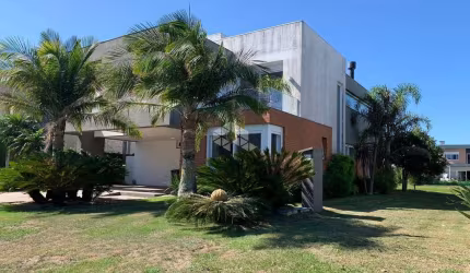 Sobrado à venda, com 4 quartos/dormitórios, 2 vagas/box, no condomínio Enseada, Xangri-Lá/RS