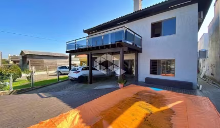 Casa estilo sobrado com 3 dormitórios no centro de Xangri-lá/RS.