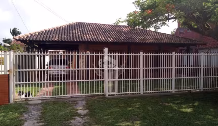 Casa com 3 quartos, 1 suíte, 1 banheiro, garagem para 2 carros. Praia da Armação em Penha- SC.