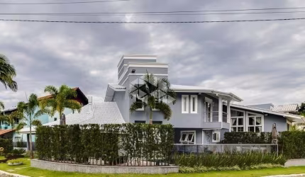 Casa em Balneário Camboriú, 4 Dormitórios, 2 Banheiros, 4 Suítes, 2 Vagas de garagem.