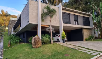 Casa duplex alto padrão 4 suítes e 4 vagas na Barra em Balneário Camboriú