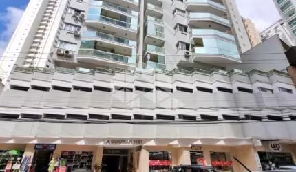 Apartamento 3 dormitórios, sendo 1 suíte, 1 vaga de garagem, localizado no centro de Balneário Camboriú