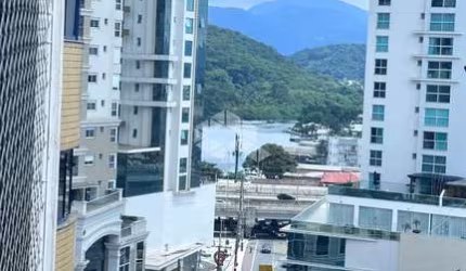 Apartamento 2 dormitórios, 1 banheiro e 1 vaga de garagem privativa na quadra do mar na Barra Sul em Balneário Camboriú