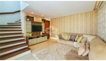 Casa com 4 dormitórios, 1 suíte, vaga para 2 carros, pátio com piscina, no bairro Itú-Sabará.