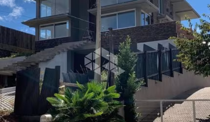CASA ESPETACULAR COM 4 DORM, EM GRAMADO.