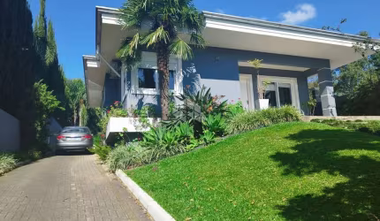 Casa Tope com 03 dormitórios e escritório