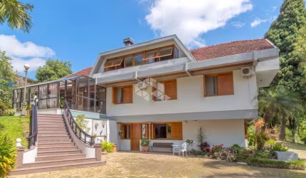 Ampla Casa com piscina de 700m² privativos,  6 dormitórios, sendo 04 suítes e 3 vagas de garagem.