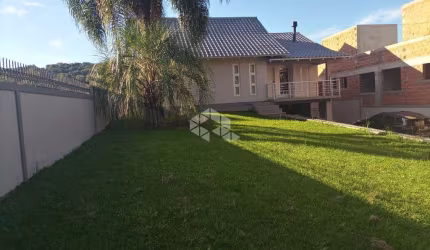 Casa com 3 dormitórios,   piscina e amplo pátio com gramado.