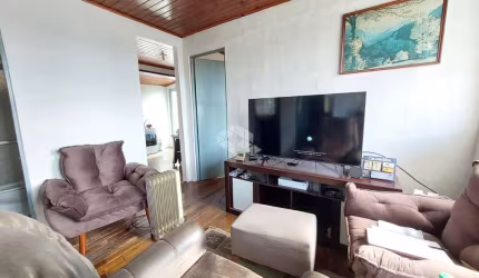Casa de Esquina Ensolarada, Cercada e com Pátio