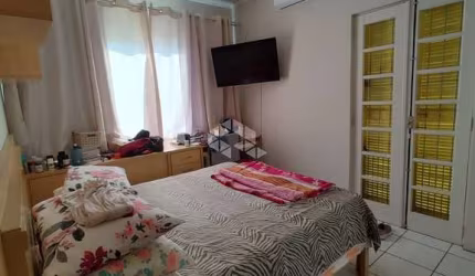 Casa de dois pavimentos com 05 quartos/dormitórios no bairro Areias, em São José- SC
