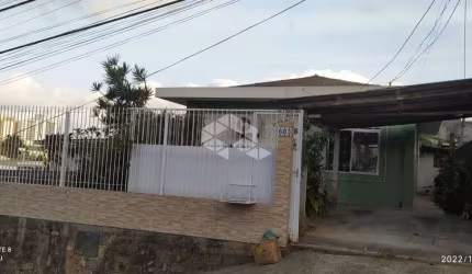 Casa com 03 quartos/dormitórios no bairro Barreiros, em São José- SC