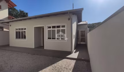 Casa com 03 quartos/dormitórios no bairro Centro, em Santo Amaro da Imperatriz- SC