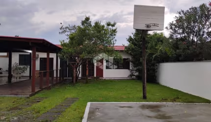 Casa à beira-mar com 3 quartos/dormitórios no bairro Pinheira, em Palhoça- SC