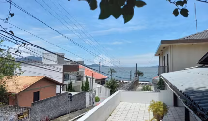Casa com 3 quartos/dormitórios no bairro Coqueiros, em Florianópolis- SC