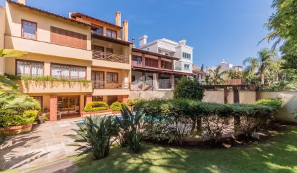 BELÍSSIMA CASA, COM EXCELENTE ACABAMENTO E CONSERVAÇÃO!
