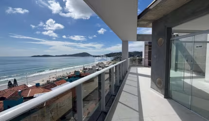 Cobertura duplex frente mar com quatro suítes em Bombas Bombinhas SC