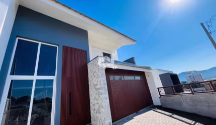 Casa tipo sobrado 03 dormitórios com suite, closet e sacada no Bairro São José em Santa Maria