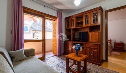 A venda apartamento de 2 dormitórios localizado no centro de Gramado.
