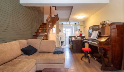 A venda casa geminada de 2 dormitórios, localizada no Planalto em Gramado.