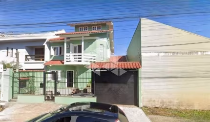 Sobrado 3 dormitórios (1 suíte), 3 banheiros, garagem para 2 carros em Canoas RS