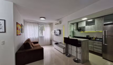 Apartamento, 63 m² de área privadas, 2 dormitórios, living com 3 ambientes e uma vaga de garagem, semi-mobiliado. Aceita Financiamento e FGTS.