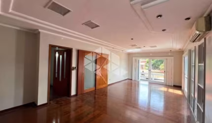 Casa Sobrado com 6 dormitórios, 4 suítes, cozinha, 2 banheiros sociais,  jardim, 2 vagas de garagem, churrasqueira. Localizado no Bairro Igara