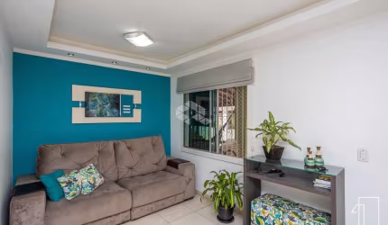 Casa em condomínio de 3 dormitórios, transformados em 2, com 2 banheiros, living integrado de sala estar/ jantar, cozinha, churrasqueira.