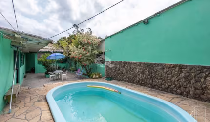Casa terrea, com 3 dormitórios, pátio grande com piscina, espaço gourmet com churrasqueira, 3 vagas cobertas, localizada no bairro Fátima, em Canoas