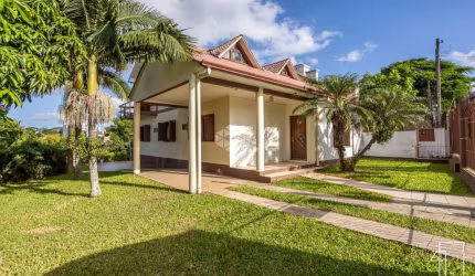 Casa/Sobrado de 3 dormitórios,1 suite com closet,sacada,lareira.Pátio com piscina