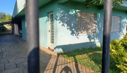 Terreno de 11x55 com 2 casas de 2 dormitórios e sala de estar e jantar integradas e vaga para 6 carros cobertos no total. Não aceita financiamento, à