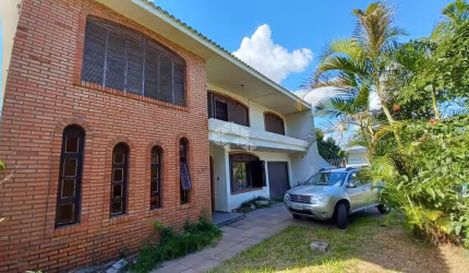 Casa sobrado com 5 dormitórios, sala de estar e jantar, aceita financiamento, no Bairro Nossa Senhora das Graças.